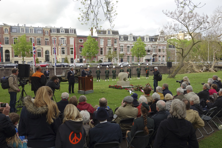 853390 Afbeelding van de toespraak van Joe Hoadley, veteraan van het 49ste Regiment Verkenningstroepen Polar Bears , ...